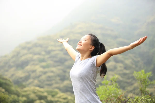 Cheering woman enjoy the beautiful view — Stock Photo, Image