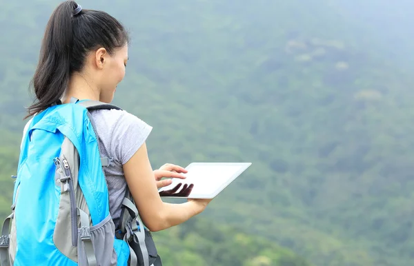 Mujer excursionista uso tableta pc —  Fotos de Stock