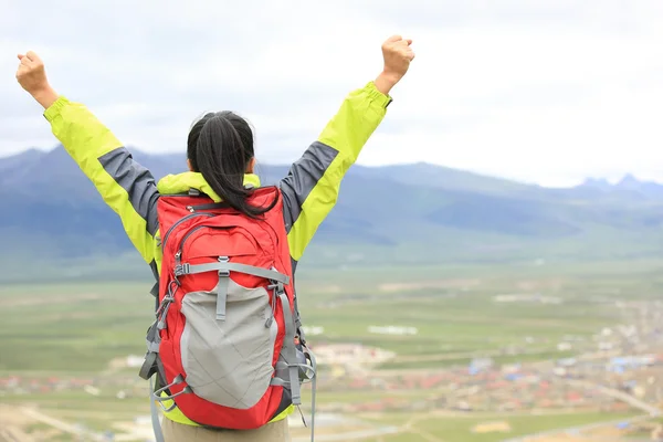 Cheering hiking woman open arms — Stock Photo, Image