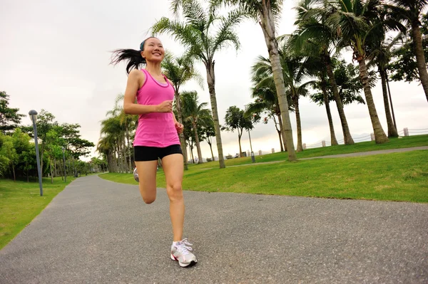 Atleta corredor corriendo en el parque tropical . — Foto de Stock
