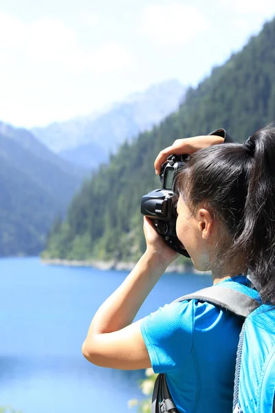 Fotógrafo tira foto com câmera digital no parque nacional de jiuzhaigou — Fotografia de Stock