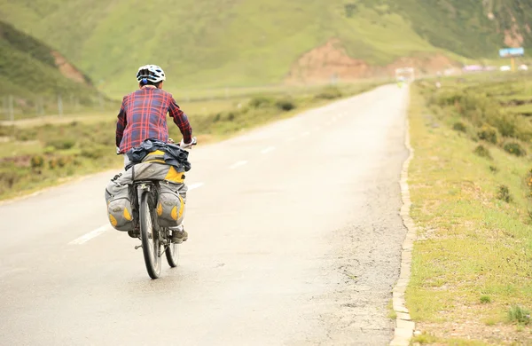 Mountainbike Rider längs vägen — Stockfoto