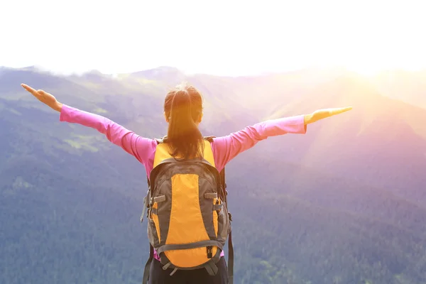 Jubelnde Wanderin mit offenen Armen — Stockfoto