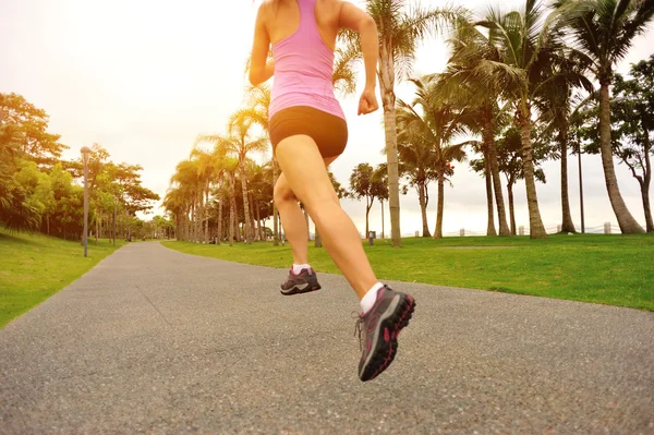 Atleta corridore che corre al parco tropicale . — Foto Stock