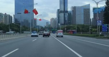 Gündüz vakti şehir caddesinde araba sürmek.