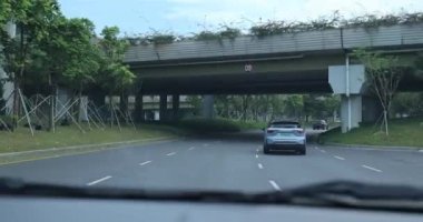 Gündüz vakti şehir caddesinde araba sürmek.