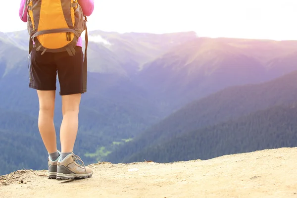 Mulher caminhando no pico da montanha do Tibete — Fotografia de Stock