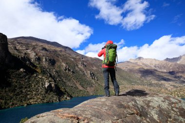 Güzel kış dağlarında yürüyüş yapan bir kadın.