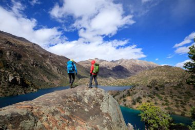Güzel kış dağlarında yürüyüş yapan iki kadın gezgin.