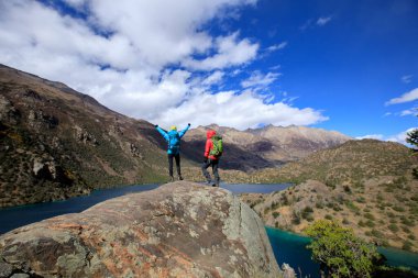 Güzel kış dağlarında yürüyüş yapan iki kadın gezgin.