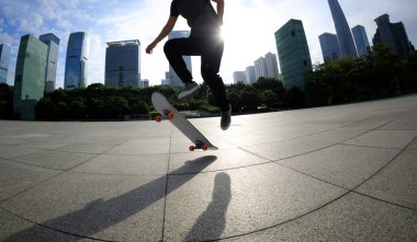 Kaykaycı şehir dışında kaykay yapıyor.