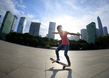 Kaykaycı şehir dışında kaykay yapıyor.