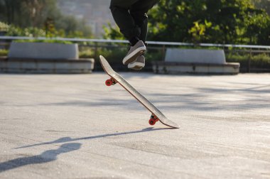 Kaykaycı şehir dışında kaykay yapıyor.