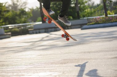 Kaykaycı şehir dışında kaykay yapıyor.