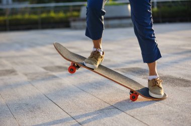 Kaykaycı şehir dışında kaykay yapıyor.