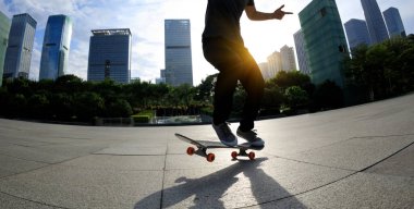 Kaykaycı şehir dışında kaykay yapıyor.