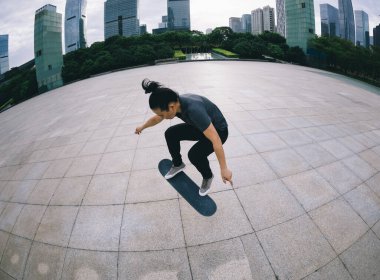 Kaykaycı şehir dışında kaykay yapıyor.