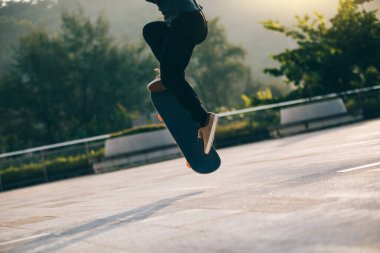 Kaykaycı şehir dışında kaykay yapıyor.