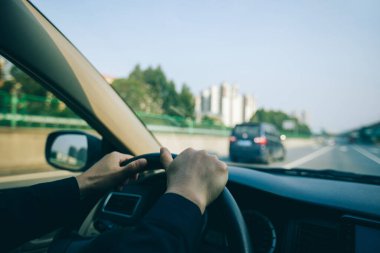 Modern şehirde araba sürmek