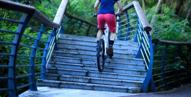Kadın Freerider merdivenlerden çıkıyor. Spor ekstrem ve aktif yaşam tarzı