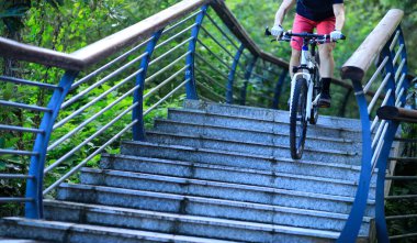 Kadın Freerider merdivenlerden iniyor. Spor ekstrem ve aktif yaşam tarzı