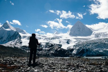 Kışın yüksek irtifada dağ yürüyüşü yapan bir kadın.