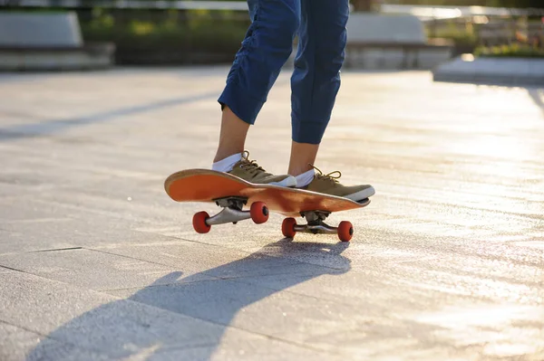 Skateboarder Skateboarden Buiten Stad — Stockfoto