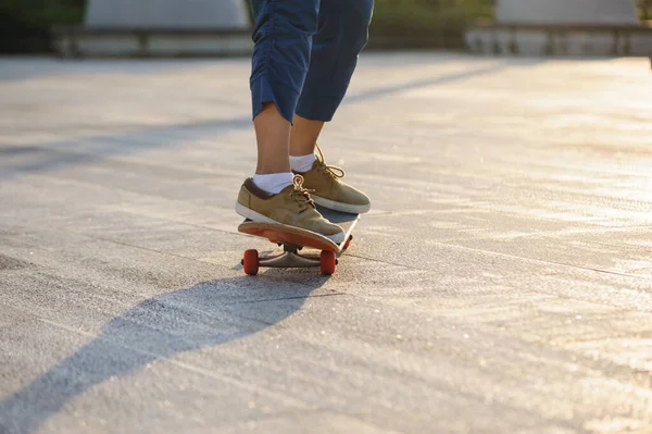 Skateboarder Skateboarden Buiten Stad — Stockfoto