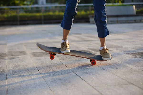 Skateboarder Skateboarden Draußen Der Stadt — Stockfoto