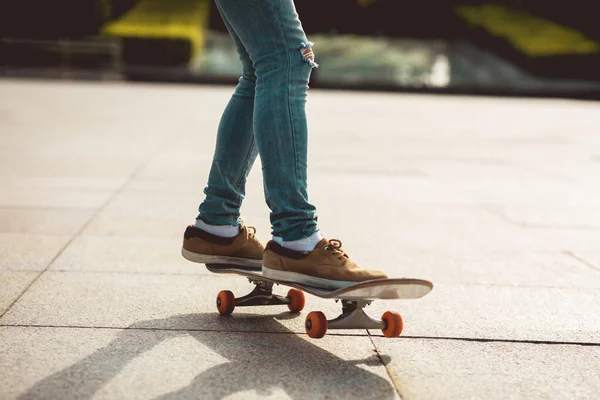 Kaykaycı şehir dışında kaykay yapıyor.