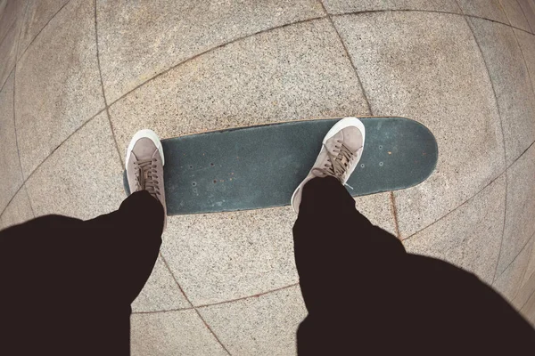 Skateboarder Skateboarding Venku Městě — Stock fotografie