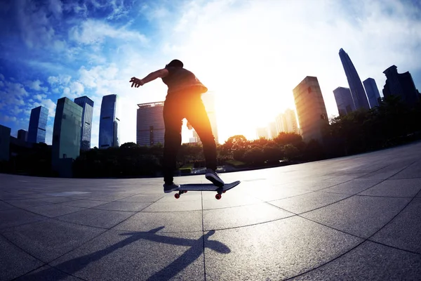 Skateboarder Skateboarden Buiten Stad — Stockfoto