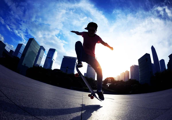 Skateboarder Skateboarden Buiten Stad — Stockfoto