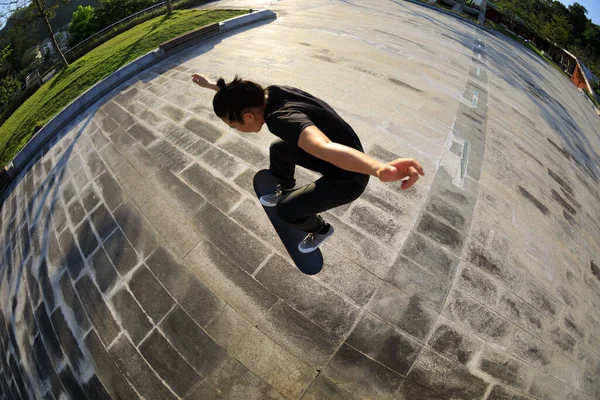 Skateboarder Skateboarden Buiten Stad — Stockfoto