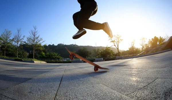 Skateboarder Skateboard All Aperto Città — Foto Stock