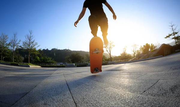 Skateboarder Skateboarding Venku Městě — Stock fotografie