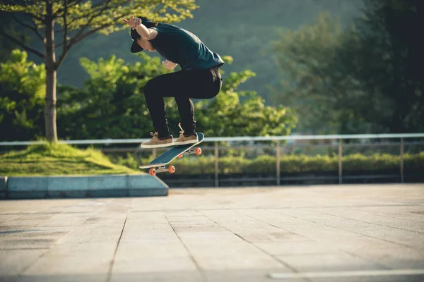 Skateboarder Skateboarden Buiten Stad — Stockfoto