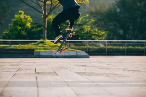 Skateboarder Skateboarding Venku Městě — Stock fotografie