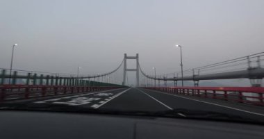 Gündüz vakti köprüde araba sürmek.