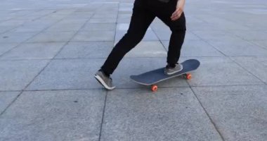 Kaykaycı şehir dışında kaykay yapıyor.