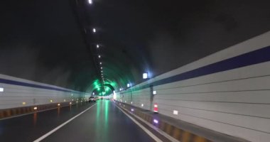 Yeraltı tünelinde ışıklarla giden araba.