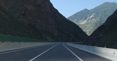 Dağlardaki otoyol manzarası