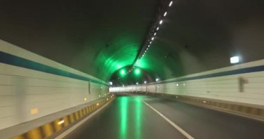 Yeraltı tünelinde ışıklarla giden araba.
