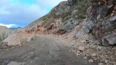 Dağ yolunda off-road araba sürmek