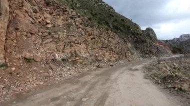 Dağ yolunda off-road araba sürmek