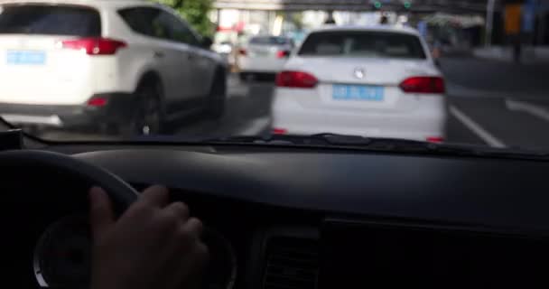 Carro Condução Rua Cidade Durante Dia — Vídeo de Stock