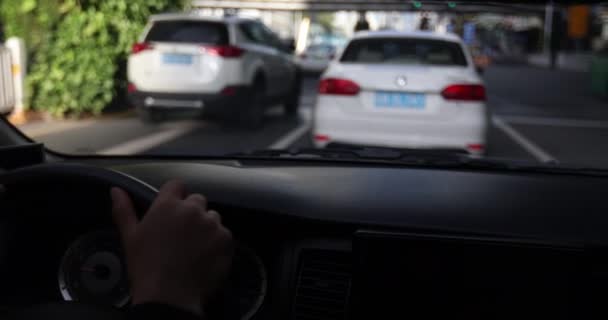 Tagsüber Auto Auf Stadtstraße Fahren — Stockvideo