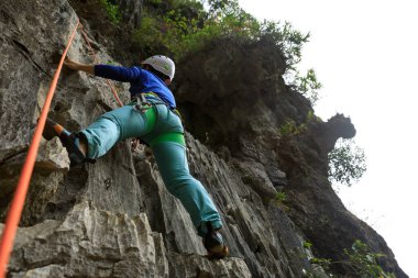 Dişi kaya tırmanıcısı uçurumda