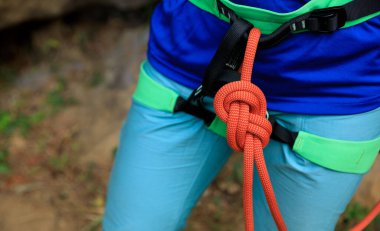 Kaya tırmanışçısı sekiz düğüm yapıyor