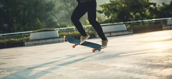 Skateboarder Skateboarden Buiten Stad — Stockfoto